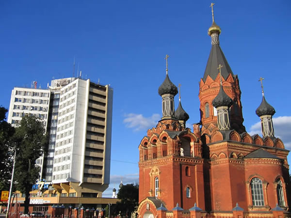 Гостиница «Брянск» и Спасо-Гробовская (Преображенская) церковь